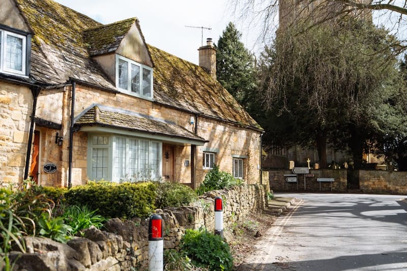 Dog-Friendly Cotswolds 2026: Villages, Walks & Pubs