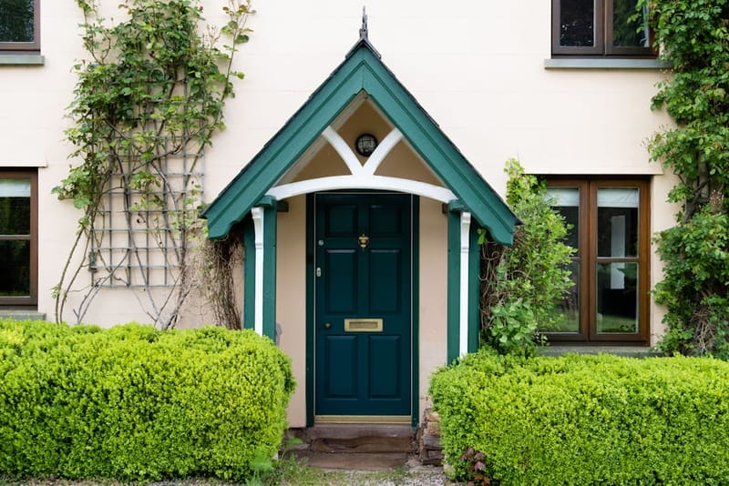 A traditional UK pet-friendly holiday cottage in the countryside